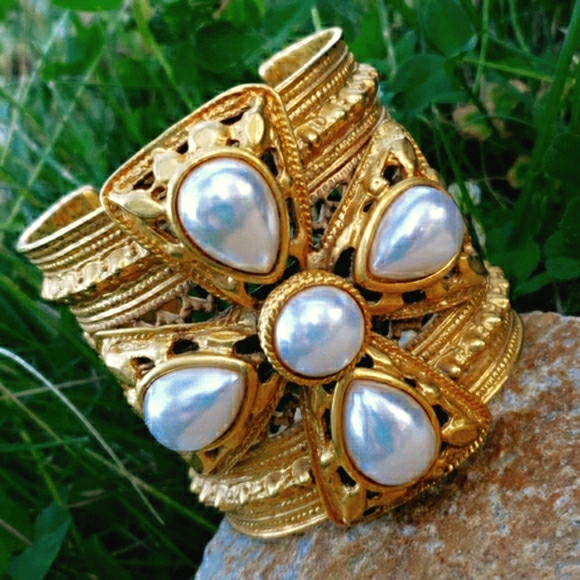 CONSIGNED* Ben Amun Lrg Etruscan Gold Pearl Cuff Bracelet - Picture 4 of 17